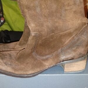 Women's Nine West Suede brown distressed bootie 8/1 Medium Worn around the home.
